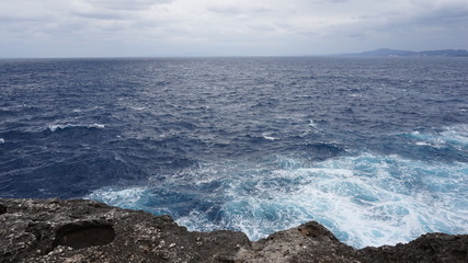 荒波と断崖絶壁 沖縄・残波岬