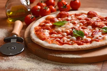Crédence de cuisine en verre imprimé Pizzeria pizza margherita con pomodoro mozzarella e basilico