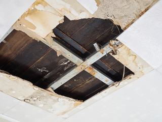 Water damaged ceiling . - 107030908