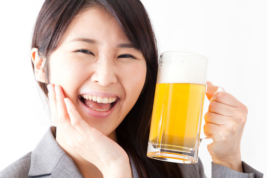 ビールを飲む女性　ジョッキ　グラス　笑顔