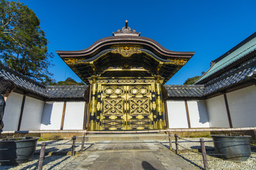 伝統的な門に施された鮮やかな金細工、鎌倉、建長寺の唐門