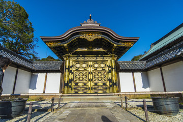 Fototapeta premium 伝統的な門に施された鮮やかな金細工、鎌倉、建長寺の唐門