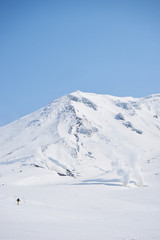 Obraz premium 大雪山・旭岳・噴気孔とスキーヤー 