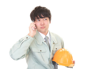 不安そうな表情の労働者