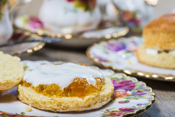scones/ petit pain britannique/cake d'origine écossaise avec confiture d'orange.