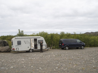 Klar machen zur Weiterfahrt/nach einer &Uuml;bernachtung mit dem Wohnwagen-Gespann wird die Weiterfahrt vorbereitet.