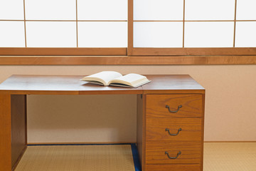 和室で読書