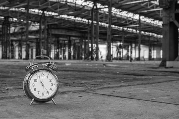 Wecker in einer alten Fabrik