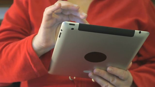Ederly woman holding an electronic tablet