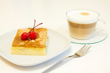 Манник с изюмом, коктейльной вишней и кофе