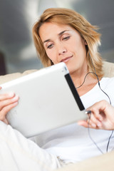 portrait de femme avec une tablette et des écouteurs