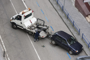 gr&uacute;a llev&aacute;ndose un coche multado