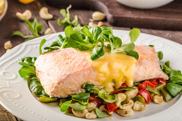 Salmon with hollandaise sauce and salad