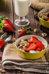 Oatmeal with yogurt, fresh strawberrie and nuts