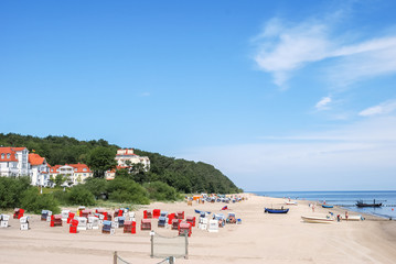 Der breite Bansiner Strand mit Strandkörbe und Promenade im Hintergrund 