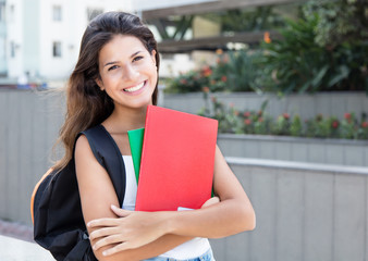 Europäische Studentin schaut zur Kamera