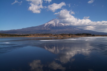 雲が流れる湖畔