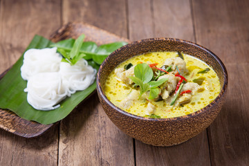 Green curry fish ball with fermented rice flour noodles.