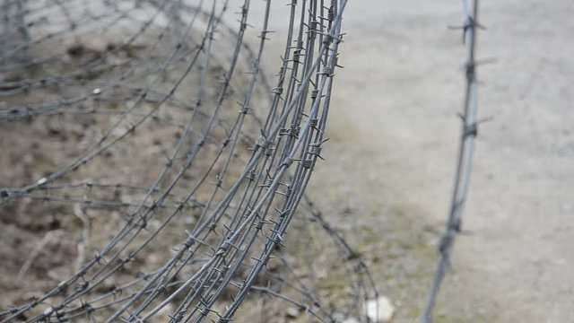 Fl&uuml;chtlinge am Stacheldrahtzaun