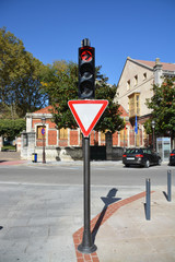 señal de tráfico y semáforo en la calle