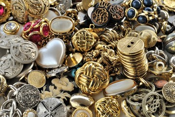 Varietà di bottoni in metallo