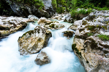 Blaues Wasser im Bach im Zauberwald