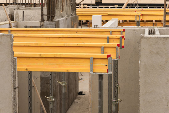 Holzr&auml;ger f&uuml;r Deckenschalung f&uuml;r Betondecken in einem Rohbau