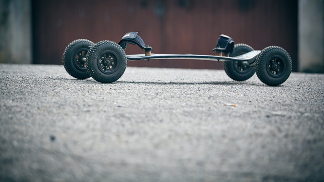 mountainboard su asfalto 