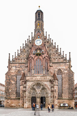 Fototapeta na wymiar Frauenkirche view on Hauptmarkt