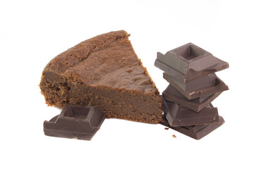 Torta e pezzi di cioccolata fondente
