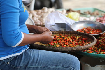 Tri du piment sur le marché
