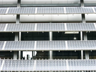 Solarpanel einer großen Anlage mit Photovoltaik eines modernen Bürogebäude im Gewerbegebiet in Asemissen bei Bielefeld und Leopoldshöhe am Teutoburger Wald in Ostwestfalen-Lippe