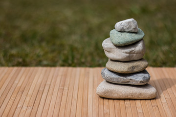 Steinmännchen auf Bambusuntergrund, bokeh