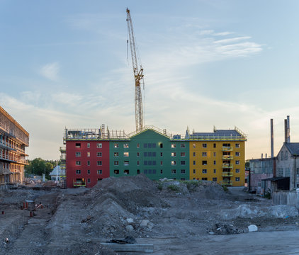 F&auml;rgglada bostadshus byggs vid gamla Porslinsfabriken i Gustavs