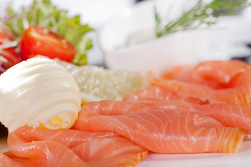 Lachs in Scheiben edel dekoriert Nahaufnahme