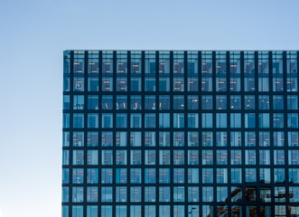 Ett kontorshus med glasfasad i centrala Stockholm