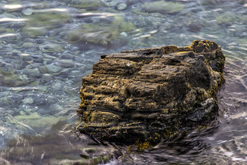 Roca dentro del mar