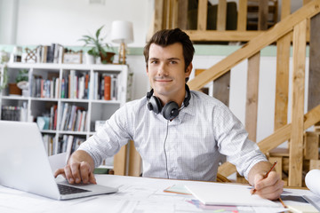 Obraz premium Young businessman in office