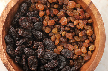 raisins in a wooden dish