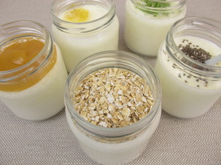 Joghurt im Glas aus dem Joghurtbereiter mit verschiedenen Zutaten