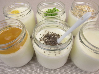 Joghurt im Glas aus dem Joghurtbereiter mit verschiedenen Zutaten