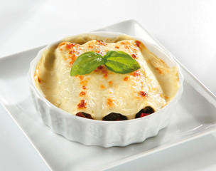 Meat cannelloni with a bechamel sauce gratin