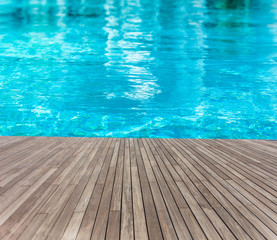 plage de piscine en bois naturel 