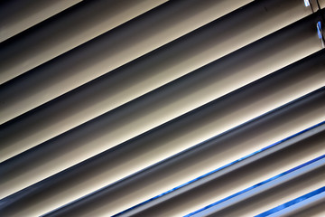 Jalousien als Sonnenschutz am Fenster