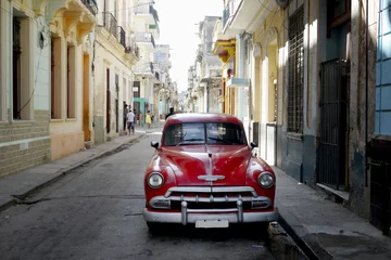 Zelfklevend Fotobehang straatbeeld in havana, cuba met oude auto © fivepointsix