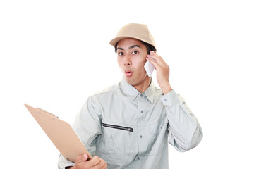 驚いた表情の作業員