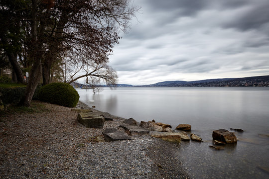 Tiefliegende, graue Wolken &uuml;ber dem Z&uuml;richsee, glatte Seeoberfl&auml;che