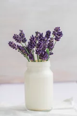 Tableaux ronds sur aluminium Lilas Bouquet of fresh lavender in a white vase
