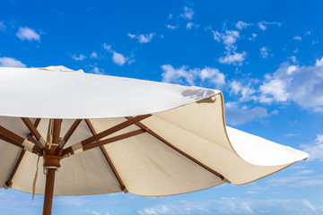  parasol de jardin sur fond de ciel bleu  © Unclesam