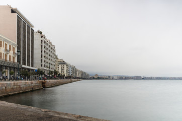 Fototapeta premium The waterfront of Thessaloniki, Greece, under a cloudy sky
